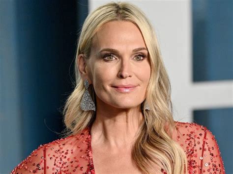 Molly Sims, 51, poses in a nude bikini in Mexico as she reveals。